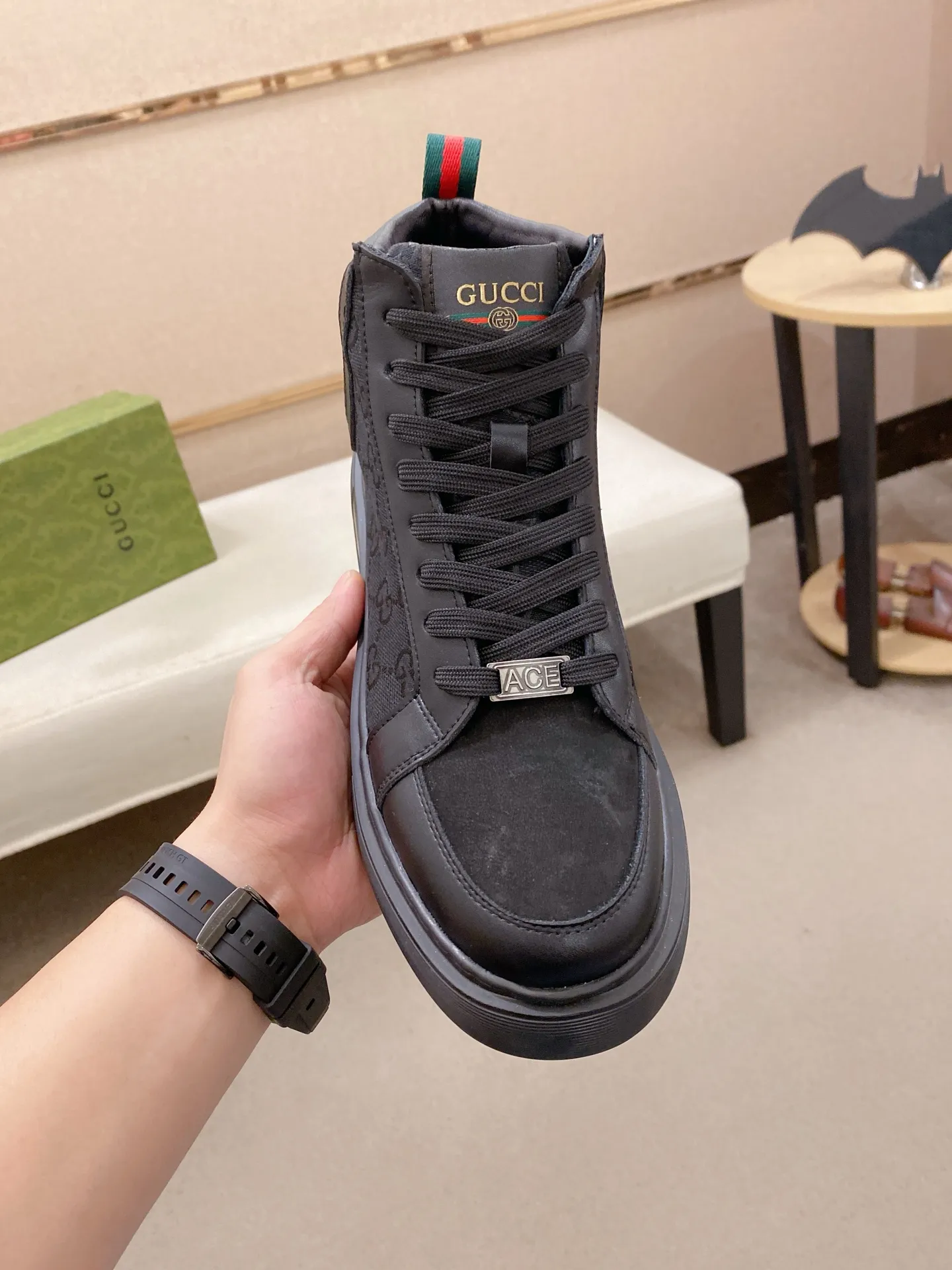 Factory price: 442💰 (GUCCI) The latest model from the official website🎁🎁Casual and fashionable men's shoes👟, hot style💥The style is simple and elegant, exclusive for trendy men. Unique official website's latest brand elements👑original Gucci decoration, fashionable and generous, the fabric is original cowhide ✅sheepskin lining, the official website specifies wear-resistant casual outsole, the classic model is taken in kind at the counter🎬38-44 (can be customized for 45 non-refundable)